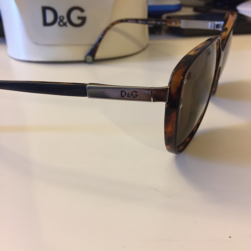 🎉SOLD on M!! D&G Sunglasses - Picture 4 of 5